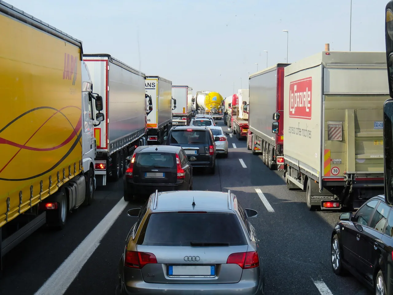 Atenție șoferi: Bucăți de aluminiu pe A1 Pitești – București, risc de accidente