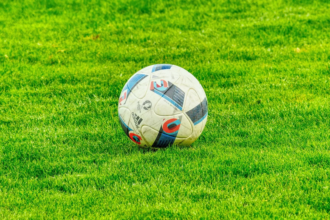 Finalizarea noului teren sintetic pentru fotbal în oraș