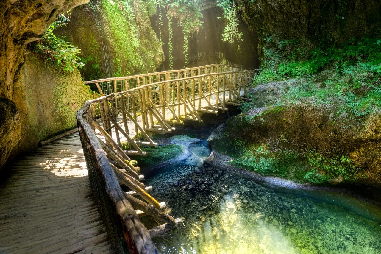 Geoparcul Platoul Mehedinți: Peșteri, Trasee și Obiective Naturale de Vizitat în Baia de Aramă