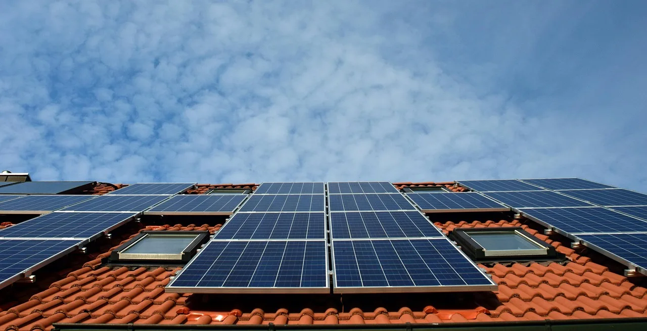 Panouri fotovoltaice pe casă în Argeș: ghid pentru avize și racordare
