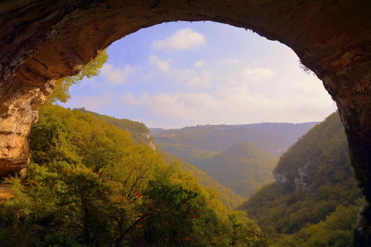 Peștera Muierii și Cheile Galbenului: Trasee turistice de neratat în Gorj