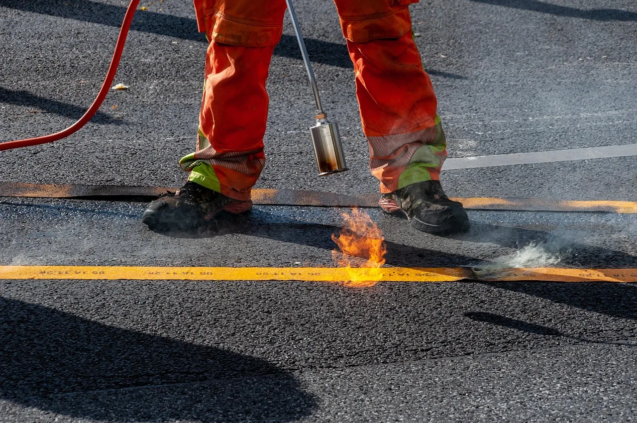 Se toarnă primul strat de asfalt pe strada Panselelor din Slatina