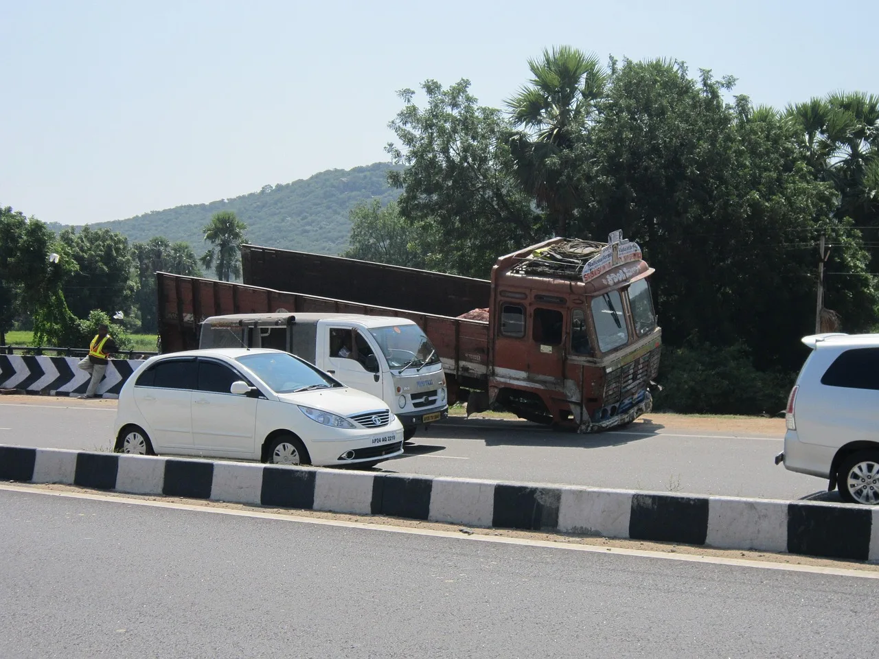 Trafic blocat pe DN 7CC după răsturnarea semiremorcii unui TIR la Călimănești
