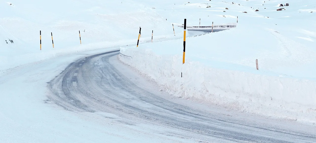 Transalpina închisă temporar din cauza ninsorilor abundente